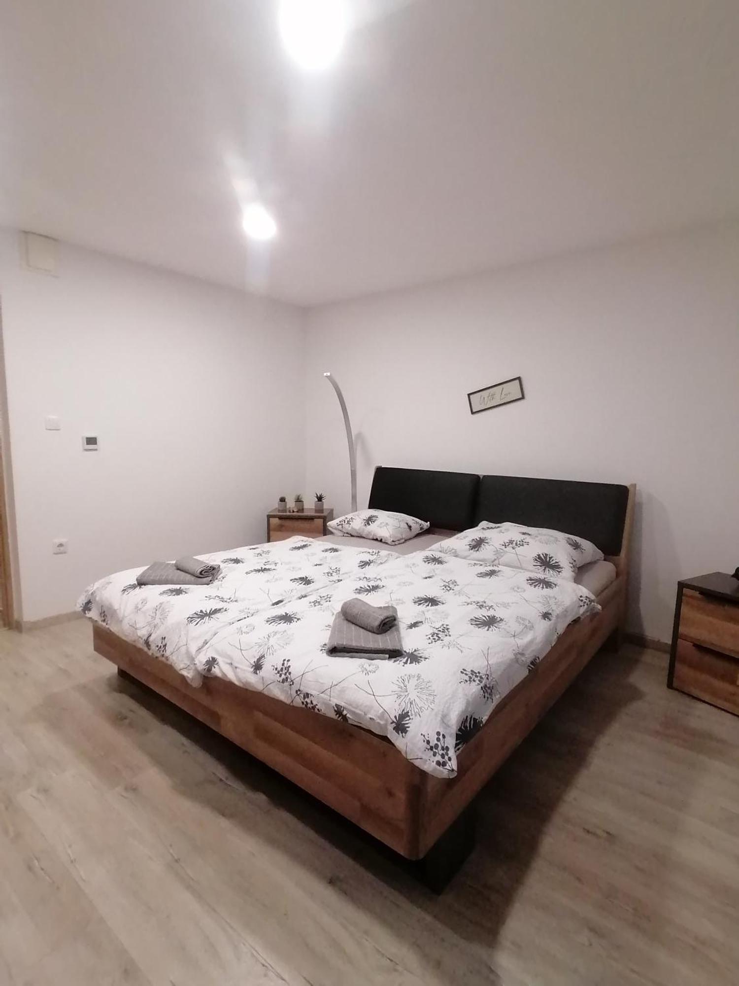 Ujkapu Sunshine Apartments Győr Rum bild